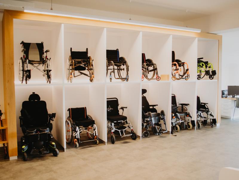 Große Auswahl an Rollstühlen bei Wöllzenmüller